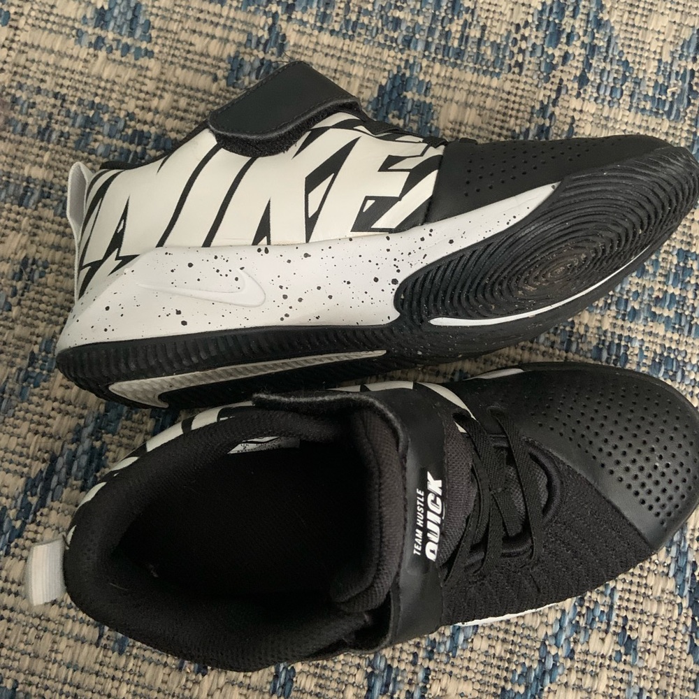 Kids 2.5 team hustle quick Nike shoes